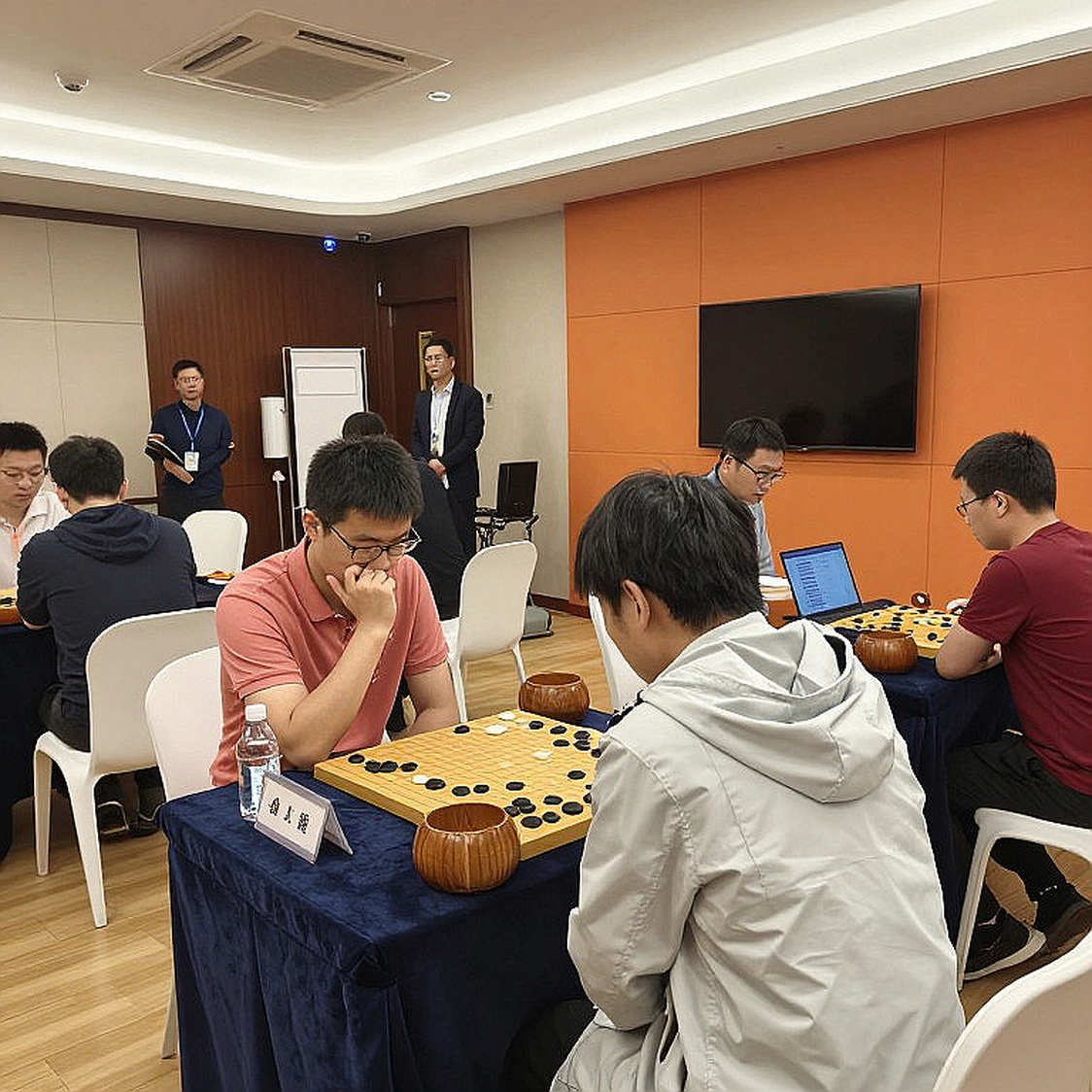Phân Tích Chuyên Sâu: Video Hướng Dẫn Phòng Thủ Scandinavian của IM Andrew Martin và Sức Hút Từ Thương Hiệu Magnus Carlsen