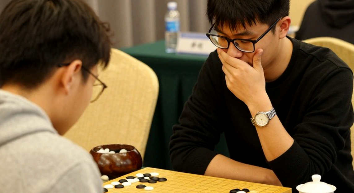 Elon Musk bảo cờ vua sắp bị AI 'giải' — Chess.com đáp trả bằng một câu tiếng Việt: bài học về 10^120 và trò chơi truyền thông